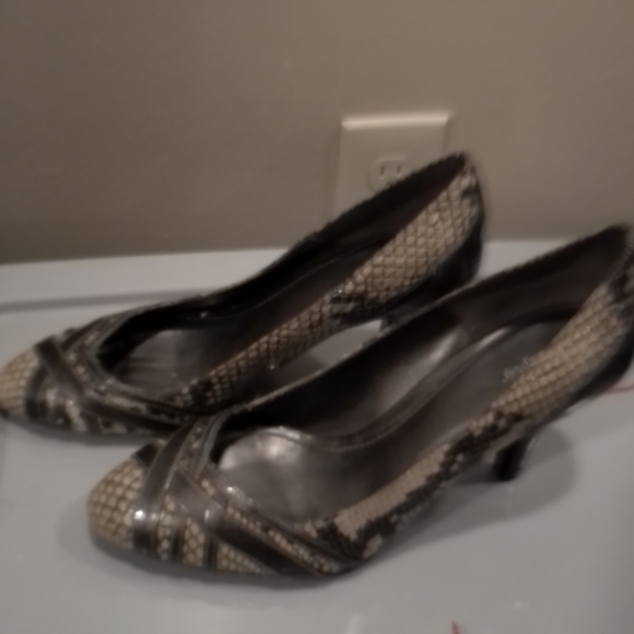 922-36) Apt. 9 women's heels. Clarion snake grey. - Picture 3 of 6